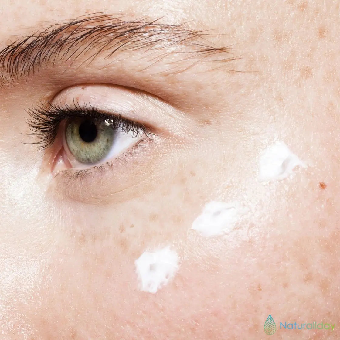 Contour des yeux : soins naturels pour un regard frais et reposé